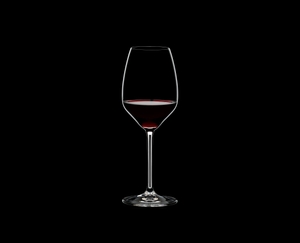 RIEDEL Extreme Restaurant Riesling/Sauvignon Blanc gefüllt mit einem Getränk auf schwarzem Hintergrund