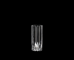 RIEDEL Drink Specific Glassware Highball auf schwarzem Hintergrund