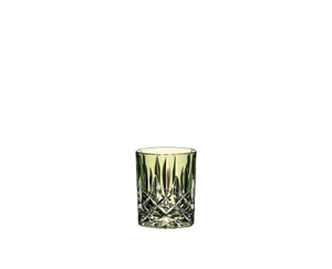 RIEDEL Laudon Tumbler - light green rempli avec une boisson sur fond blanc
