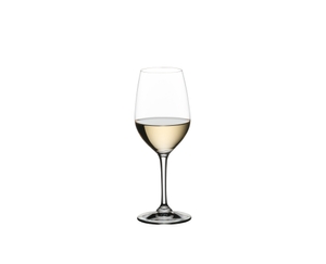 NACHTMANN ViVino Weißweinglas gefüllt mit einem Getränk auf weißem Hintergrund
