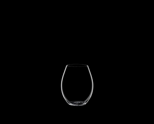RIEDEL O Wine Tumbler Old World Syrah auf schwarzem Hintergrund