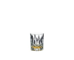 RIEDEL Tumbler Collection RIEDEL Spey Whisky riempito con una bevanda su sfondo bianco