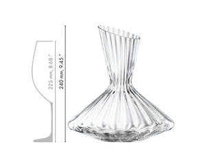 The unfilled SPIEGELAU Lifestyle Decanter on a white background with product dimensions and a schematic drawing of a wine glass with height indication, to illustrate the size relationship.