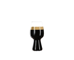 SPIEGELAU Craft Beer Glasses Stout 4er-Set gefüllt mit einem Getränk auf weißem Hintergrund