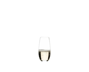 RIEDEL O Wine Tumbler Champagnerglas gefüllt mit einem Getränk auf weißem Hintergrund