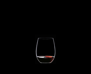 RIEDEL Restaurant O Cabernet/Merlot con bebida en un fondo negro