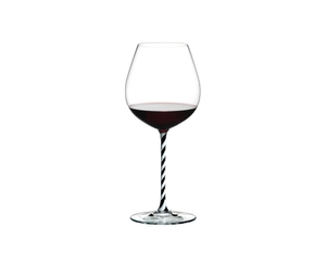 RIEDEL Fatto A Mano Pinot Noir Schwarz & Weiß gefüllt mit einem Getränk auf weißem Hintergrund
