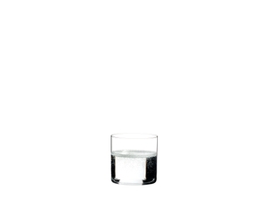 RIEDEL Bar Wasser gefüllt mit einem Getränk auf weißem Hintergrund