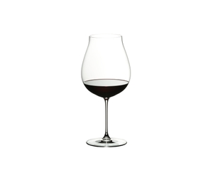 RIEDEL Veritas Restaurant Neue Welt Pinot Noir/Nebbiolo/Rosé Champagner gefüllt mit einem Getränk auf weißem Hintergrund