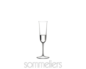 RIEDEL Sommeliers Grappa gefüllt mit einem Getränk auf weißem Hintergrund