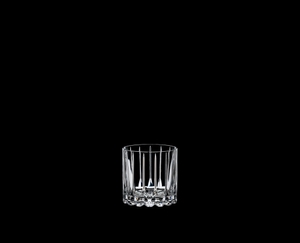 RIEDEL Drink Specific Glassware Rocks auf schwarzem Hintergrund