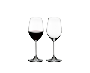 RIEDEL Wine Riesling/Zinfandel rempli avec une boisson sur fond blanc