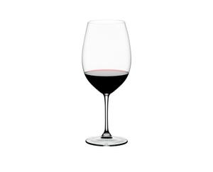 RIEDEL Vinum Bordeaux Grand Cru gefüllt mit einem Getränk auf weißem Hintergrund