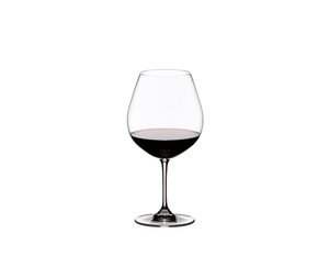 RIEDEL Vinum Pinot Noir (Burgundy red) con bebida en un fondo blanco
