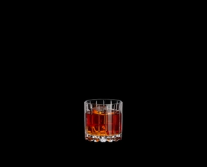 RIEDEL Drink Specific Glassware Rocks gefüllt mit einem Getränk auf schwarzem Hintergrund