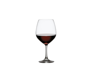 SPIEGELAU Vino Grande Burgunderglas gefüllt mit einem Getränk auf weißem Hintergrund