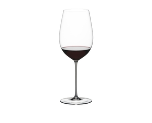 RIEDEL Superleggero Bordeaux Grand Cru riempito con una bevanda su sfondo bianco