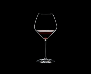 RIEDEL Extreme Pinot Noir gefüllt mit einem Getränk auf schwarzem Hintergrund