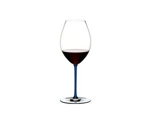 A RIEDEL Fatto A Mano Syrah in dark blue filled with red wine on a transparent background. 