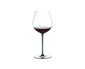RIEDEL Fatto A Mano Pinot Noir Grün R.Q. gefüllt mit einem Getränk auf weißem Hintergrund