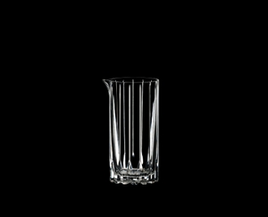 RIEDEL Drink Specific Glassware Rührbecher auf schwarzem Hintergrund