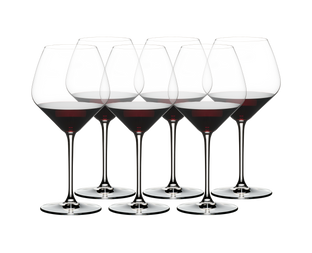 Elegante Copa De Vino De Cristal Con Vino Tinto Contra El Fondo