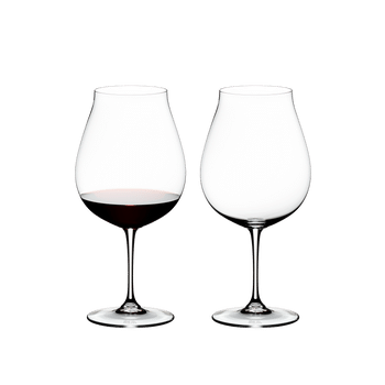 RIEDEL Vinum New World Pinot Noir rempli avec une boisson sur fond blanc