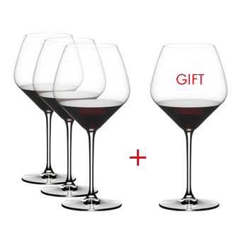 RIEDEL Extreme Pinot Noir gefüllt mit einem Getränk auf weißem Hintergrund