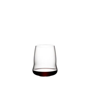RIEDEL Wings To Fly Cabernet Sauvignon gefüllt mit einem Getränk auf weißem Hintergrund