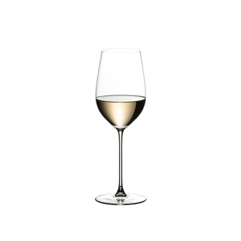 RIEDEL Veritas Restaurant Riesling/Zinfandel con bebida en un fondo blanco