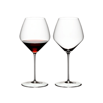 RIEDEL Veloce Pinot Noir/Nebbiolo gefüllt mit einem Getränk auf weißem Hintergrund