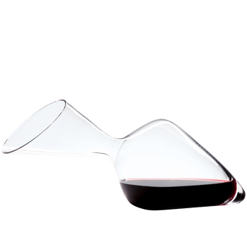 RIEDEL Decanter Tyrol riempito con una bevanda su sfondo bianco