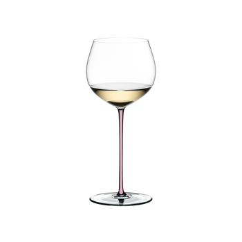 RIEDEL Fatto A Mano Oaked Chardonnay Pink R.Q. con bebida en un fondo blanco