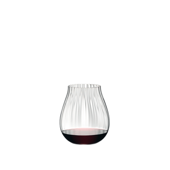 RIEDEL Tumbler Collection Mehrzweckglas gefüllt mit einem Getränk auf weißem Hintergrund