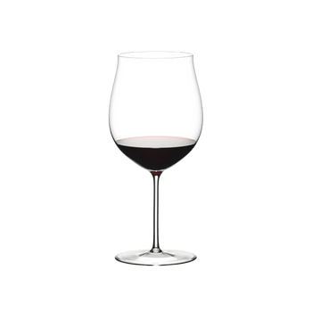 RIEDEL Sommeliers Burgundy Grand Cru rempli avec une boisson sur fond blanc