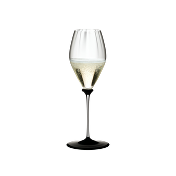 RIEDEL Fatto A Mano Performance Champagnerglas mit schwarzer Bodenplatte gefüllt mit einem Getränk auf weißem Hintergrund