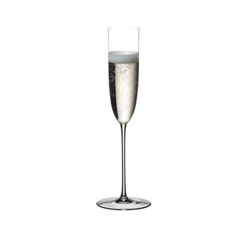 RIEDEL Superleggero Champagnerflöte gefüllt mit einem Getränk auf weißem Hintergrund