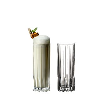 RIEDEL Drink Specific Glassware Fizz con bebida en un fondo blanco