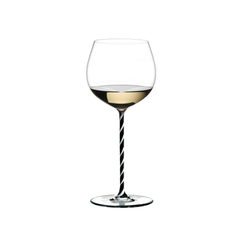 RIEDEL Fatto A Mano Oaked Chardonnay Black & White R.Q. con bebida en un fondo blanco