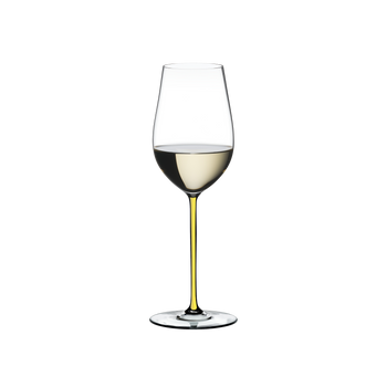 RIEDEL Fatto A Mano Riesling/Zinfandel Yellow R.Q. con bebida en un fondo blanco
