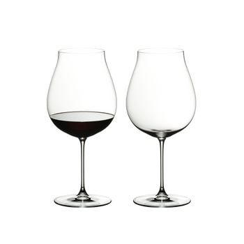 RIEDEL Veritas New World Pinot Noir/Nebbiolo/Rosé Champagne Glass con bebida en un fondo blanco