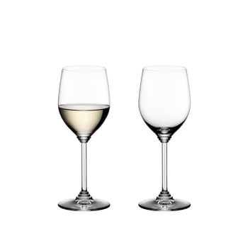 RIEDEL Wine Viognier/Chardonnay gefüllt mit einem Getränk auf weißem Hintergrund