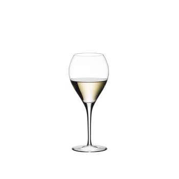 RIEDEL Sommeliers Sauternes gefüllt mit einem Getränk auf weißem Hintergrund