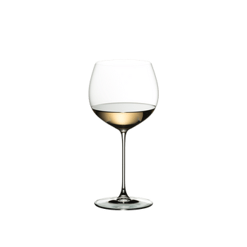 RIEDEL Veritas Restaurant Chardonnay (im Fass gereift) gefüllt mit einem Getränk auf weißem Hintergrund