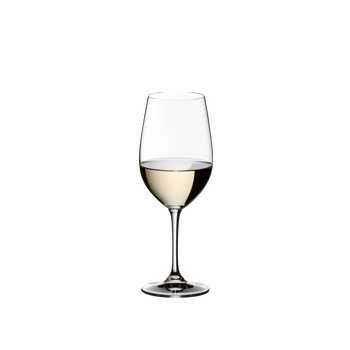 RIEDEL Vinum Restaurant Riesling Grand Cru con bebida en un fondo blanco