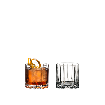 RIEDEL Bar Drink Specific Glassware Bicchiere Rocks riempito con una bevanda su sfondo bianco