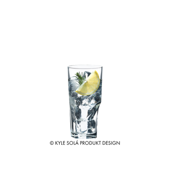 RIEDEL Tumbler Collection Louis Long Drink con bebida en un fondo blanco
