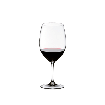 RIEDEL Vinum Restaurant Cabernet/Sauvignon/Merlot con bebida en un fondo blanco