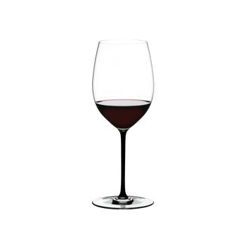 RIEDEL Fatto A Mano Cabernet/Merlot Black rempli avec une boisson sur fond blanc