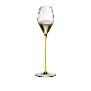 RIEDEL High Performance Champagnerglas - Gelb gefüllt mit einem Getränk auf weißem Hintergrund